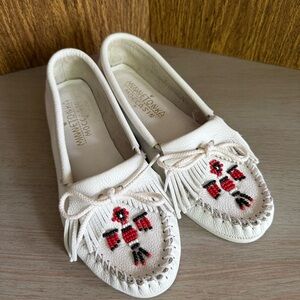 2000s Minnetonka Thunderbird White Leather Beaded‎ Southwest Moccasins Size 8